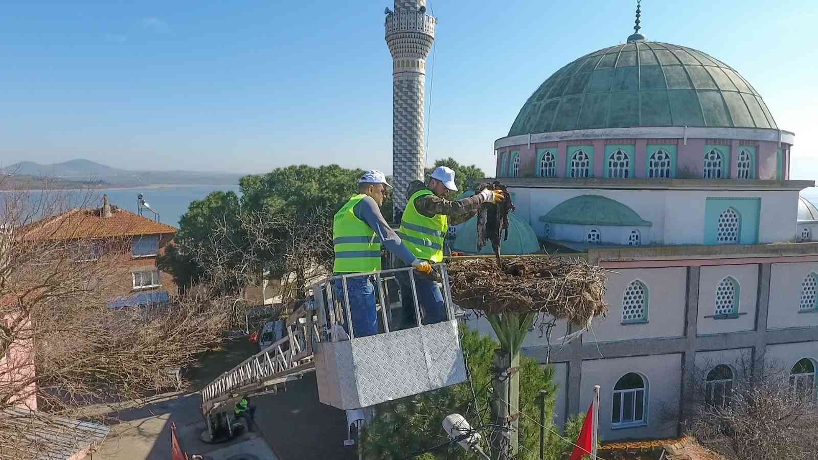 Karacabey Belediyesi, Avrupa Leylek Köyü Eskikaraağaç’ta geleneksel yuva temizliğini 5. yılda da gerçekleştirdi. Leylek köyündeki tüm yuvaları ...