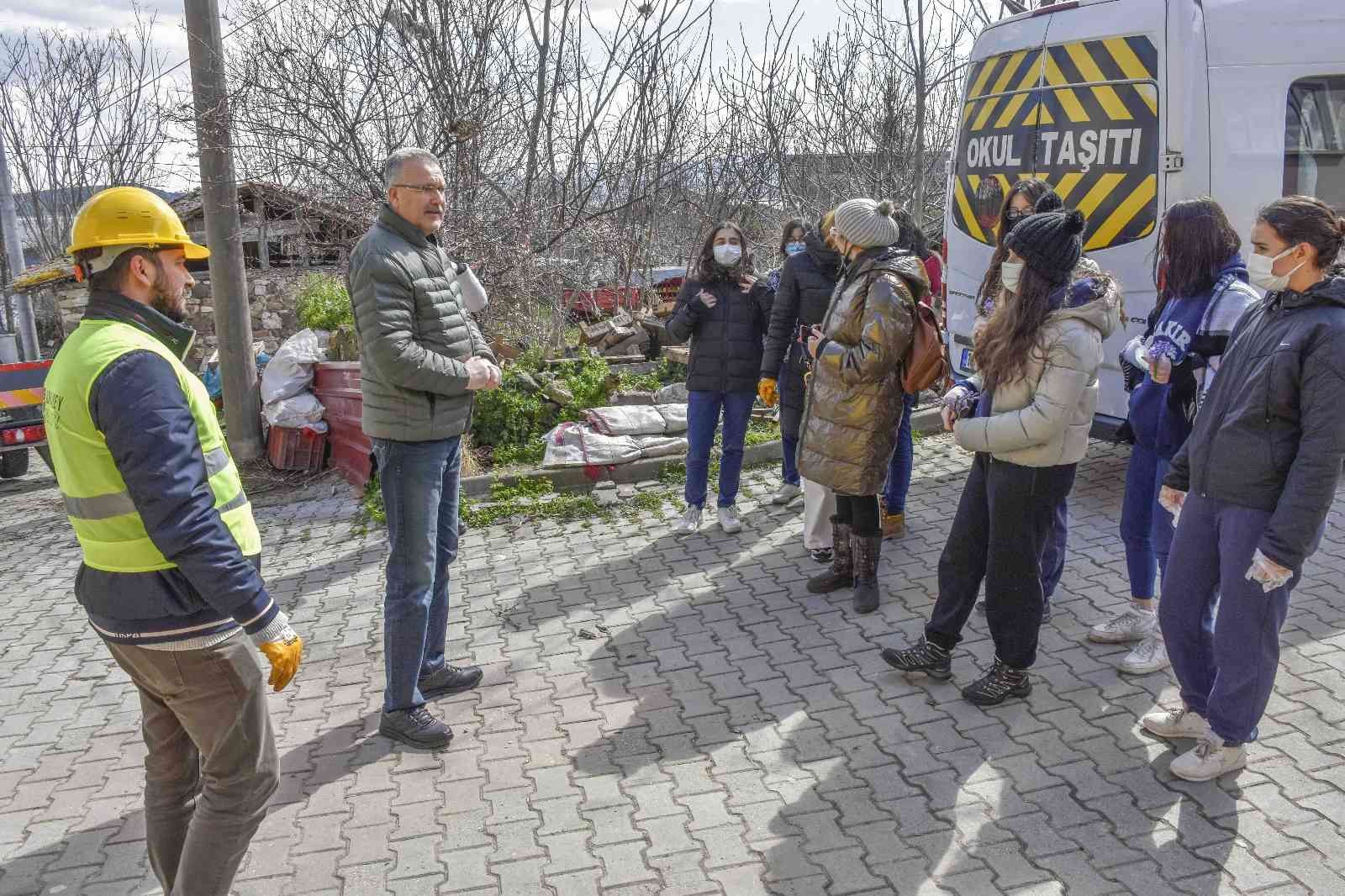 Karacabey Belediyesi, Avrupa Leylek Köyü Eskikaraağaç’ta geleneksel yuva temizliğini 5. yılda da gerçekleştirdi. Leylek köyündeki tüm yuvaları ...