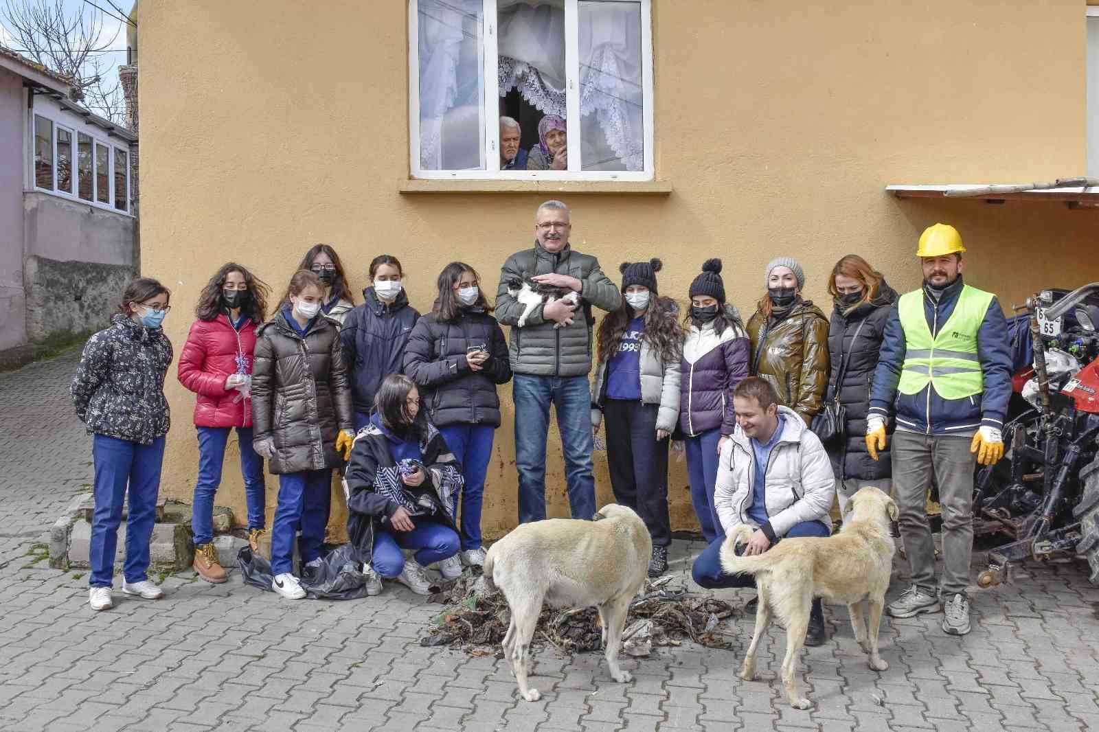 Karacabey Belediyesi, Avrupa Leylek Köyü Eskikaraağaç’ta geleneksel yuva temizliğini 5. yılda da gerçekleştirdi. Leylek köyündeki tüm yuvaları ...