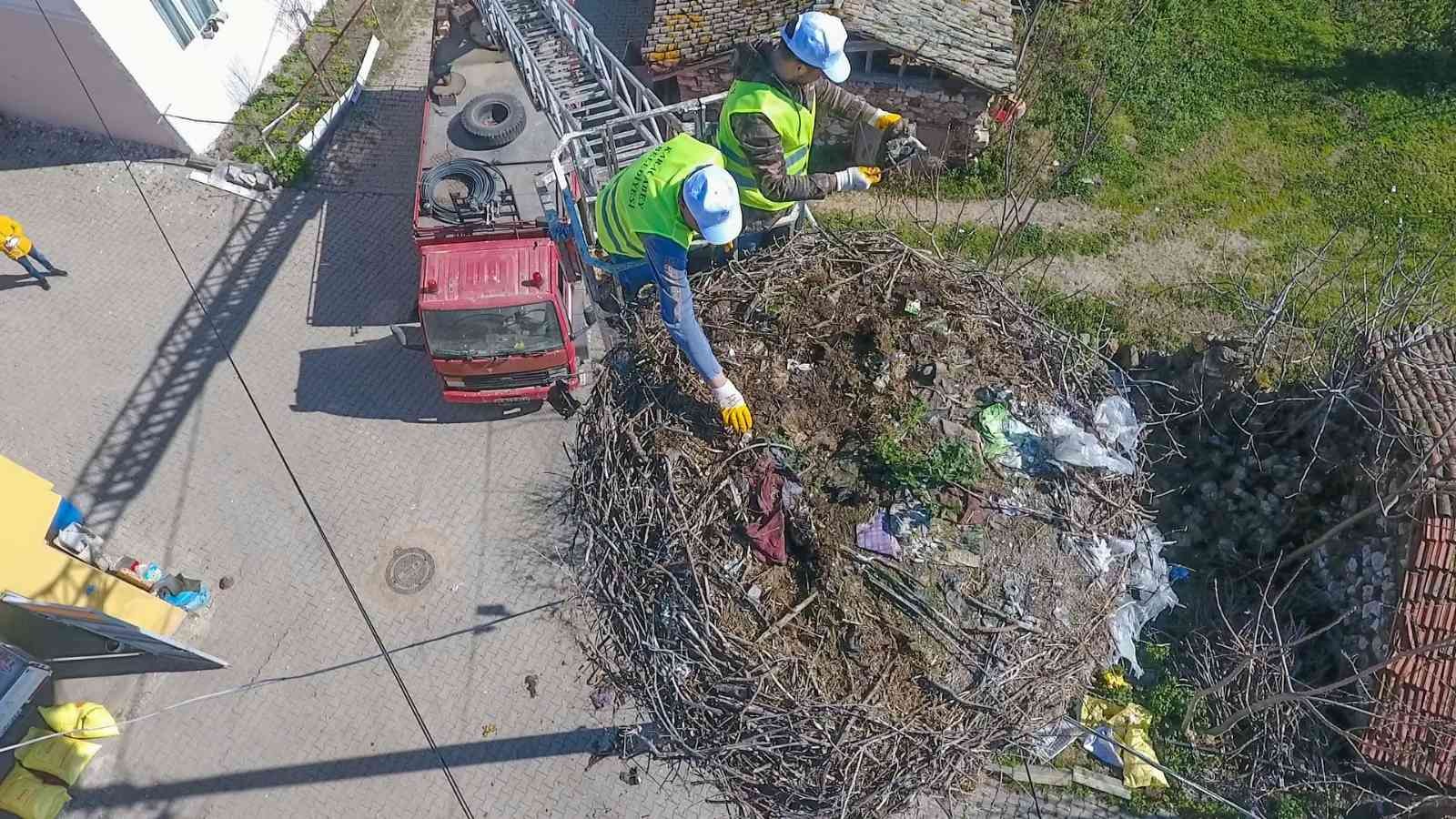 Karacabey Belediyesi, Avrupa Leylek Köyü Eskikaraağaç’ta geleneksel yuva temizliğini 5. yılda da gerçekleştirdi. Leylek köyündeki tüm yuvaları ...