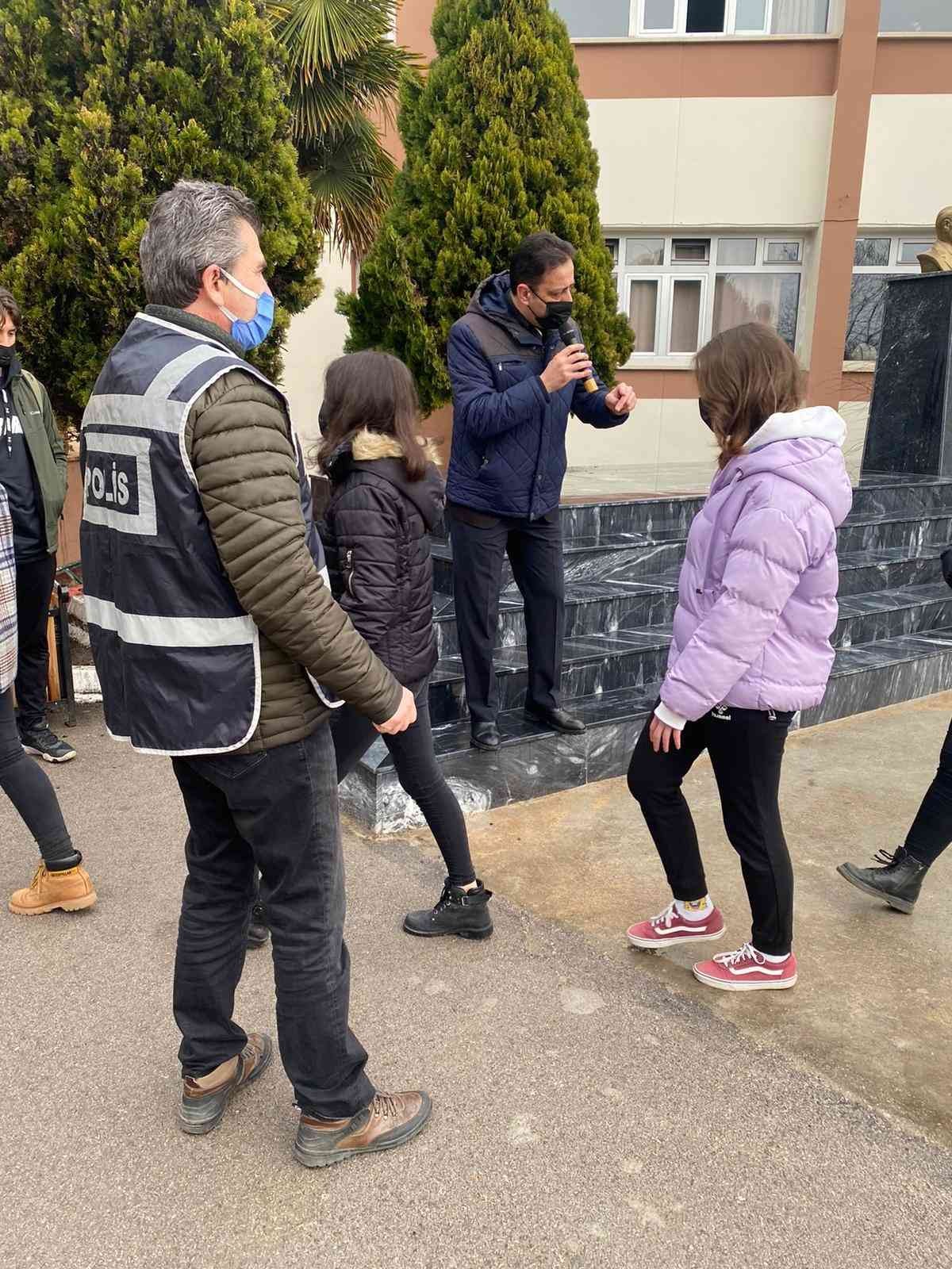 Kocaeli’de bir lise, YKS sınavına girecek olan 12. sınıf öğrencilerinin heyecanlarını yenmeleri ve sınav günü neler yapmaları konusunda fikir ...