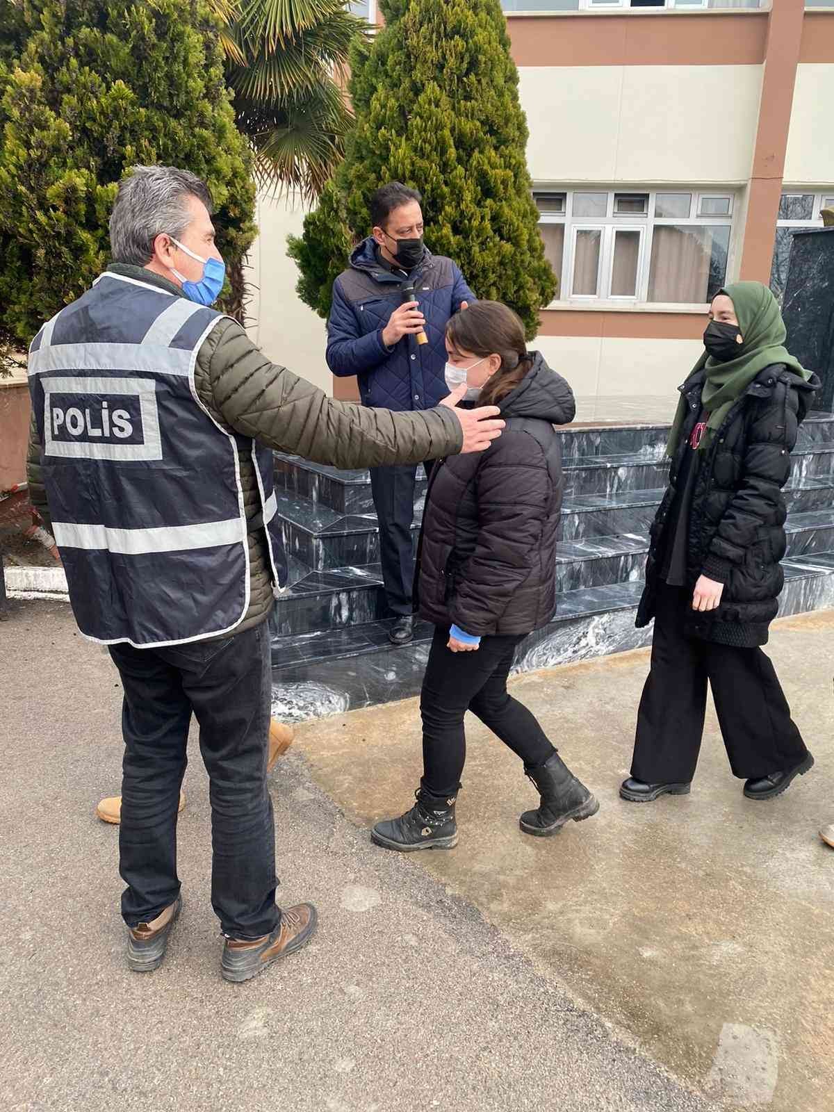 Kocaeli’de bir lise, YKS sınavına girecek olan 12. sınıf öğrencilerinin heyecanlarını yenmeleri ve sınav günü neler yapmaları konusunda fikir ...