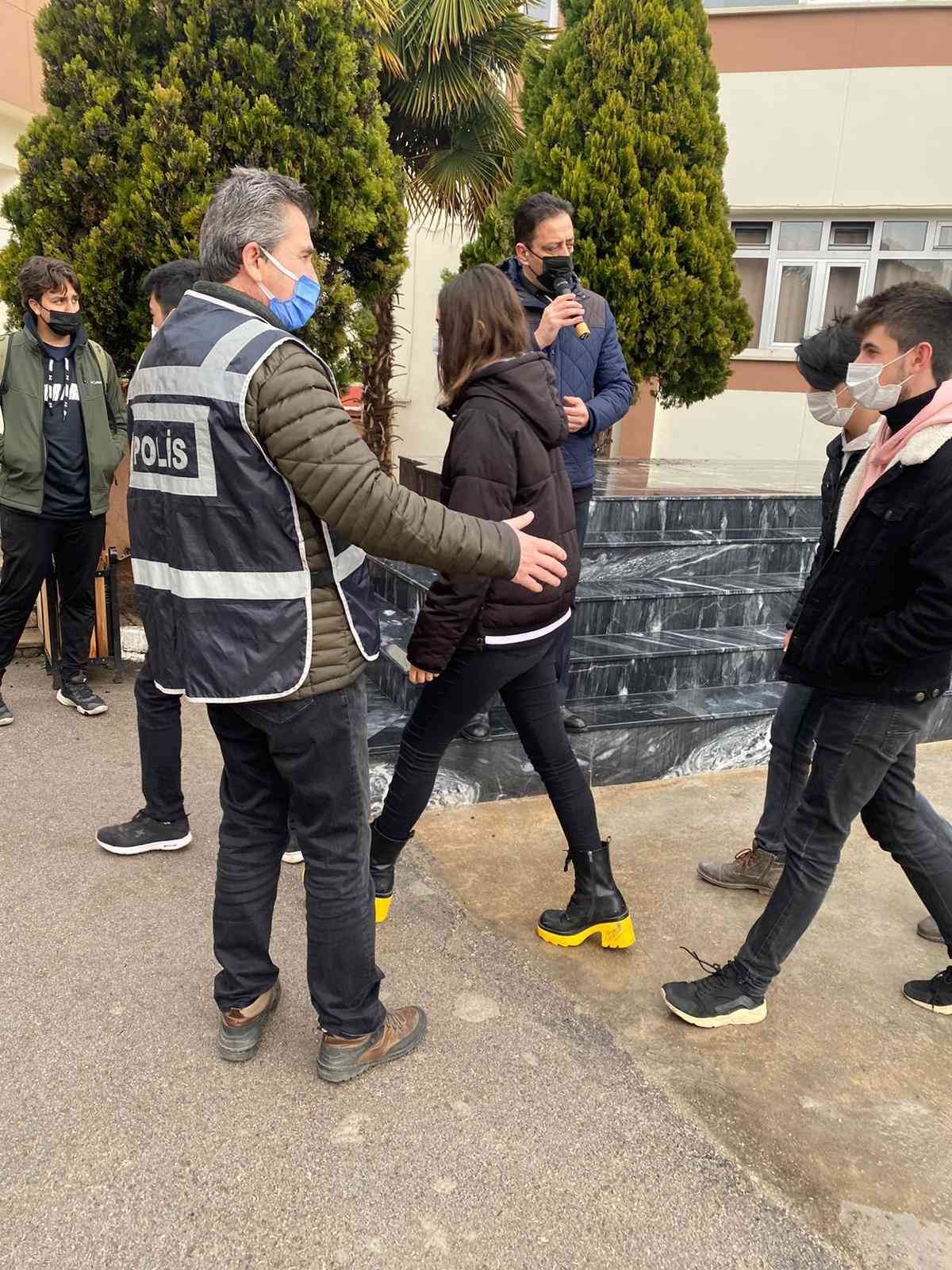 Kocaeli’de bir lise, YKS sınavına girecek olan 12. sınıf öğrencilerinin heyecanlarını yenmeleri ve sınav günü neler yapmaları konusunda fikir ...