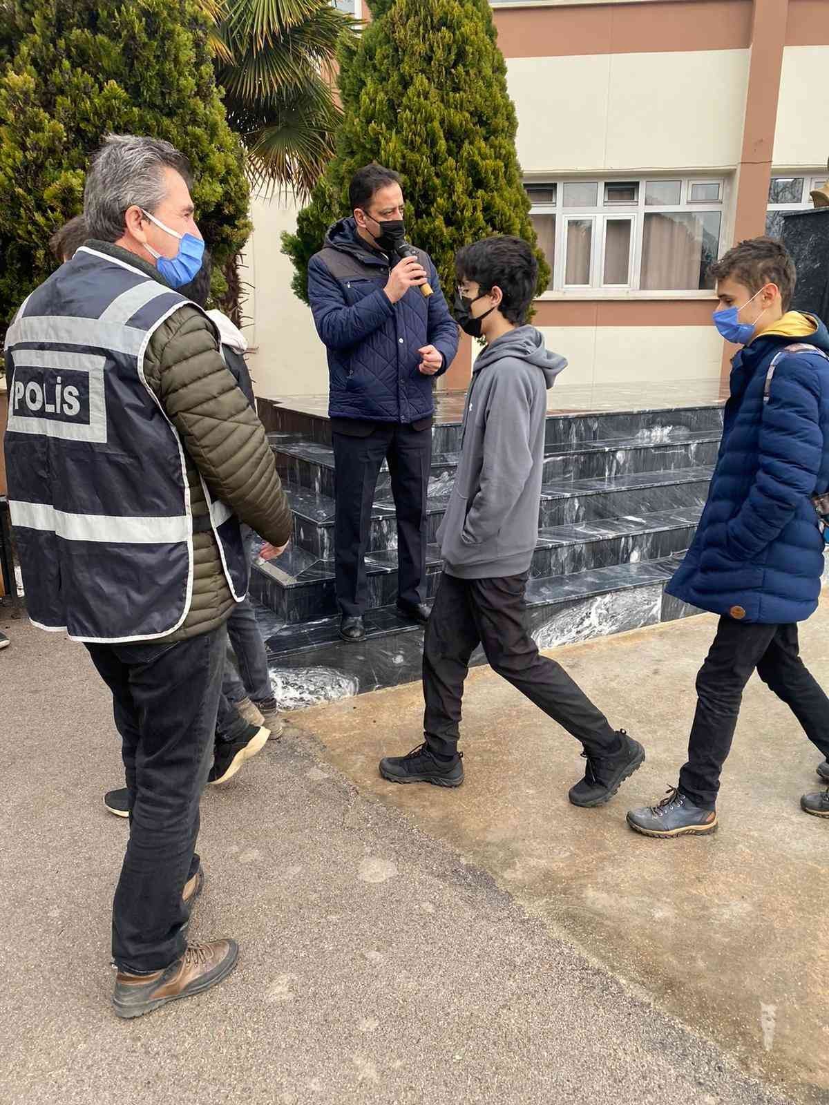 Kocaeli’de bir lise, YKS sınavına girecek olan 12. sınıf öğrencilerinin heyecanlarını yenmeleri ve sınav günü neler yapmaları konusunda fikir ...