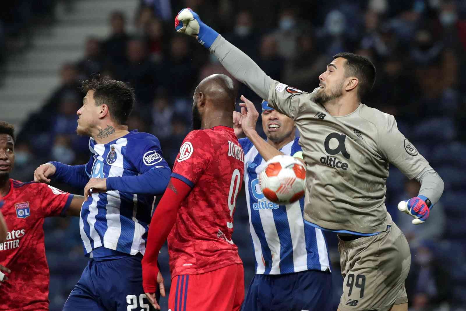 UEFA Avrupa Ligi Son 16 Turu ilk maçında Fransız ekibi Lyon, deplasmanda Portekiz temsilcisi Porto’yu 1-0 mağlup etti. Gecenin diğer maçında ise ...