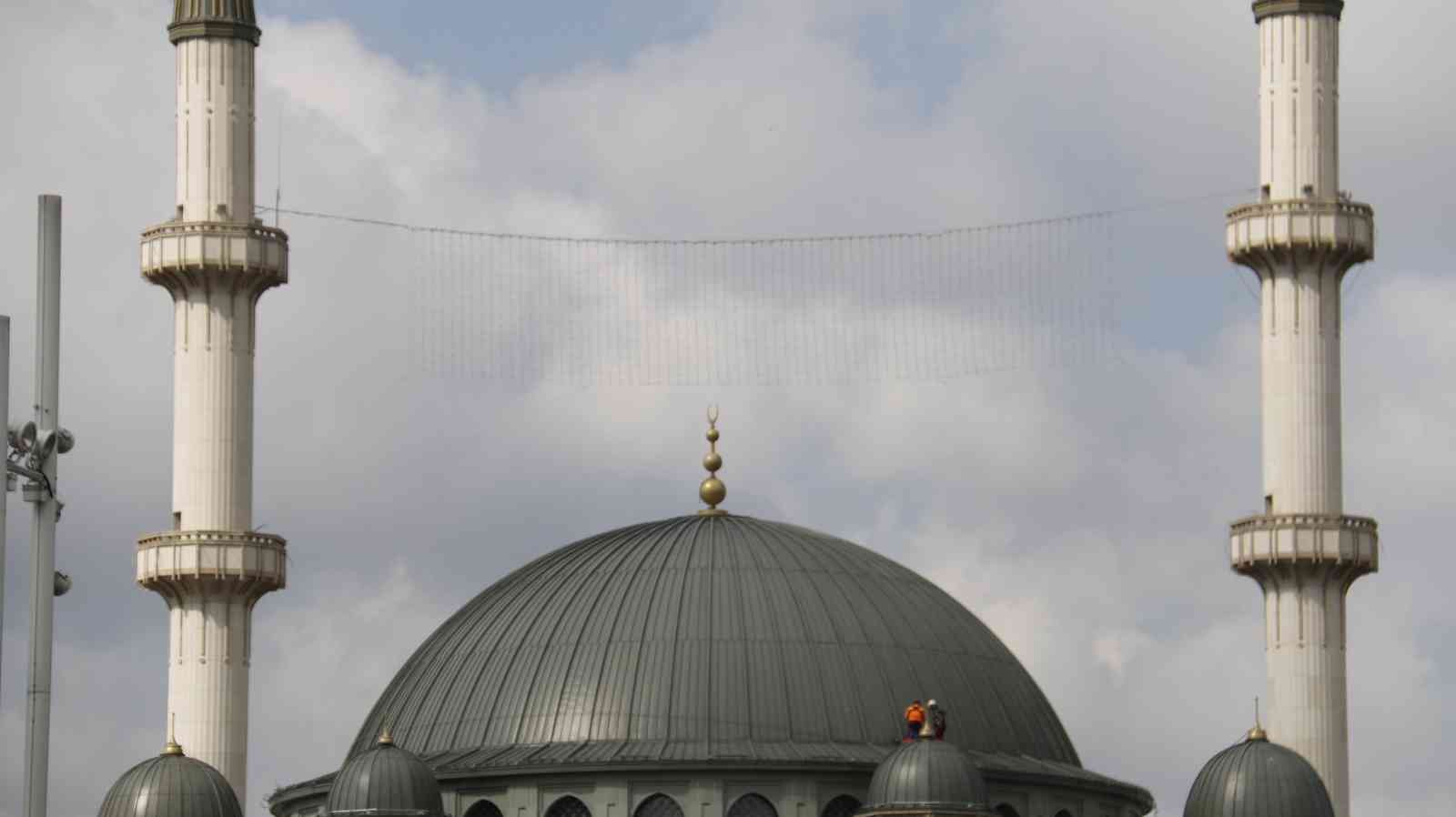 Osmanlı mirası mahyalar Ramazan ayı öncesi hazırlanarak camilere asılmaya başlandı. Süleymaniye Camii’ne son mahya ustalarından Kahraman Yıldız ...