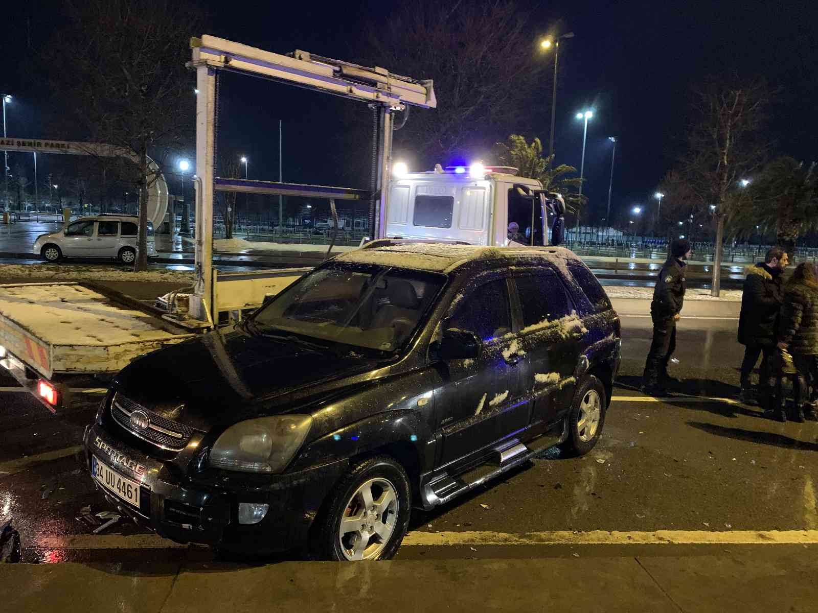 İstanbul Maltepe sahil yolunda alkollü sürücünün kullandığı cip, yol kenarında park halinde bekleyen otomobile çarptı. Saat 00.30 sıralarında ...