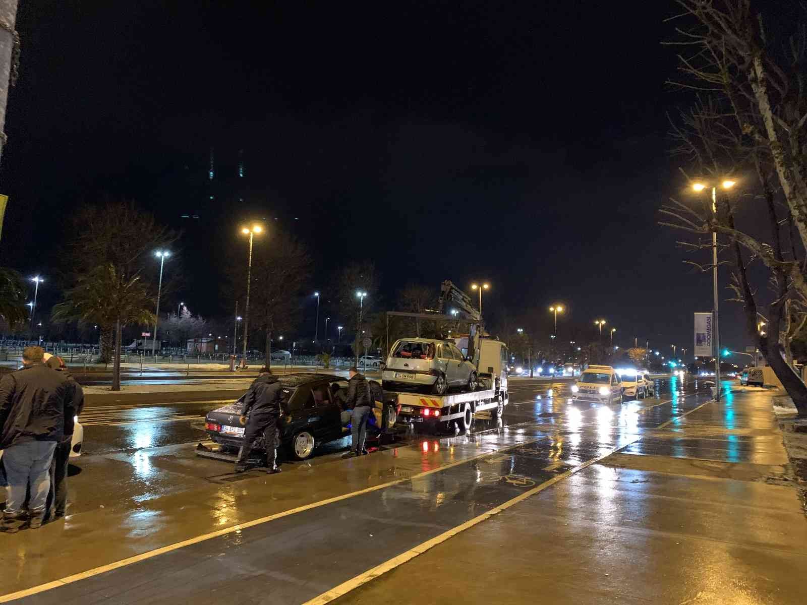 İstanbul Maltepe sahil yolunda alkollü sürücünün kullandığı cip, yol kenarında park halinde bekleyen otomobile çarptı. Saat 00.30 sıralarında ...