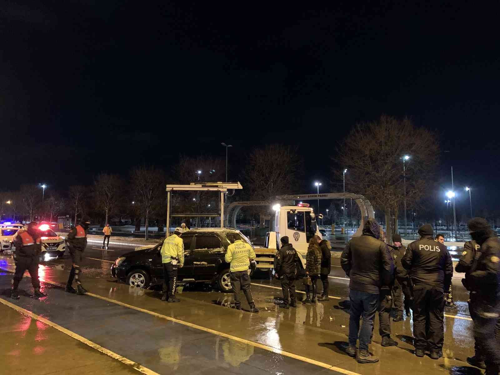 İstanbul Maltepe sahil yolunda alkollü sürücünün kullandığı cip, yol kenarında park halinde bekleyen otomobile çarptı. Saat 00.30 sıralarında ...