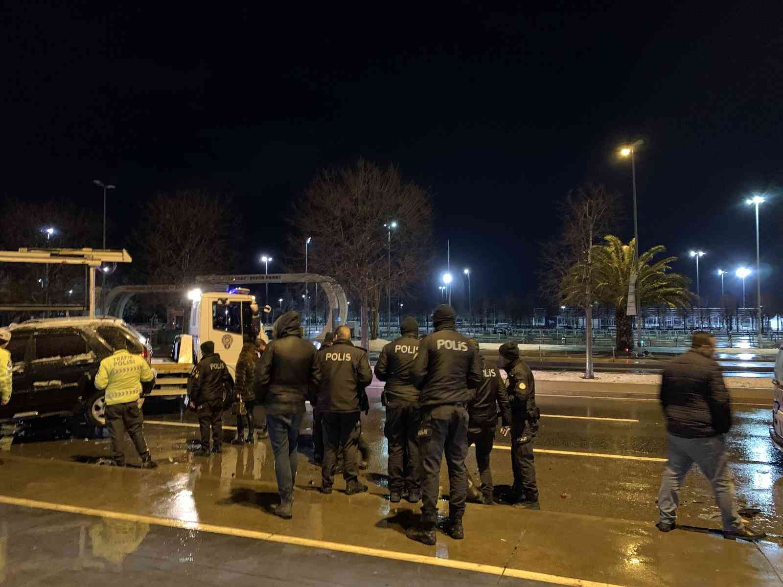 İstanbul Maltepe sahil yolunda alkollü sürücünün kullandığı cip, yol kenarında park halinde bekleyen otomobile çarptı. Saat 00.30 sıralarında ...