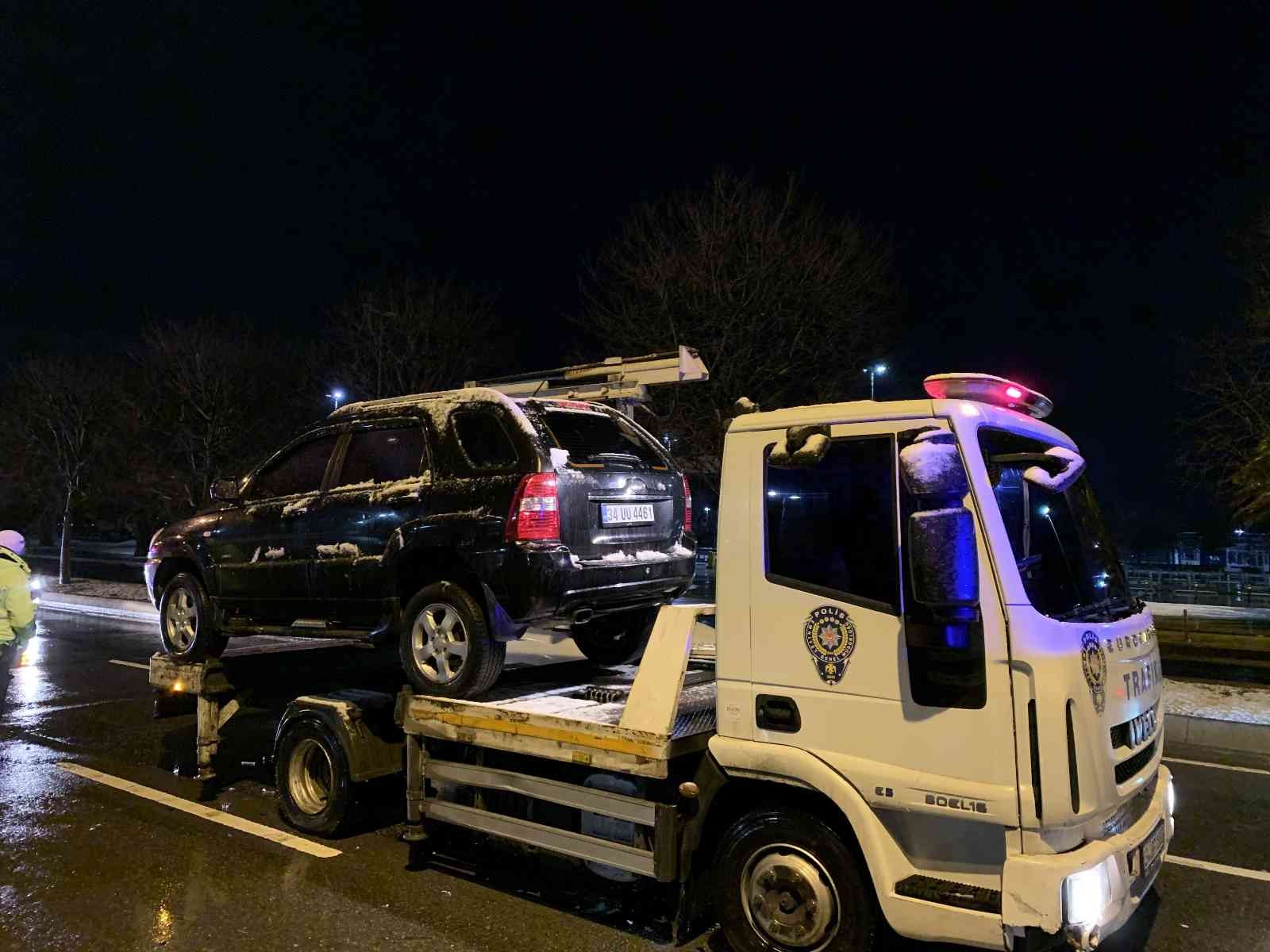 İstanbul Maltepe sahil yolunda alkollü sürücünün kullandığı cip, yol kenarında park halinde bekleyen otomobile çarptı. Saat 00.30 sıralarında ...