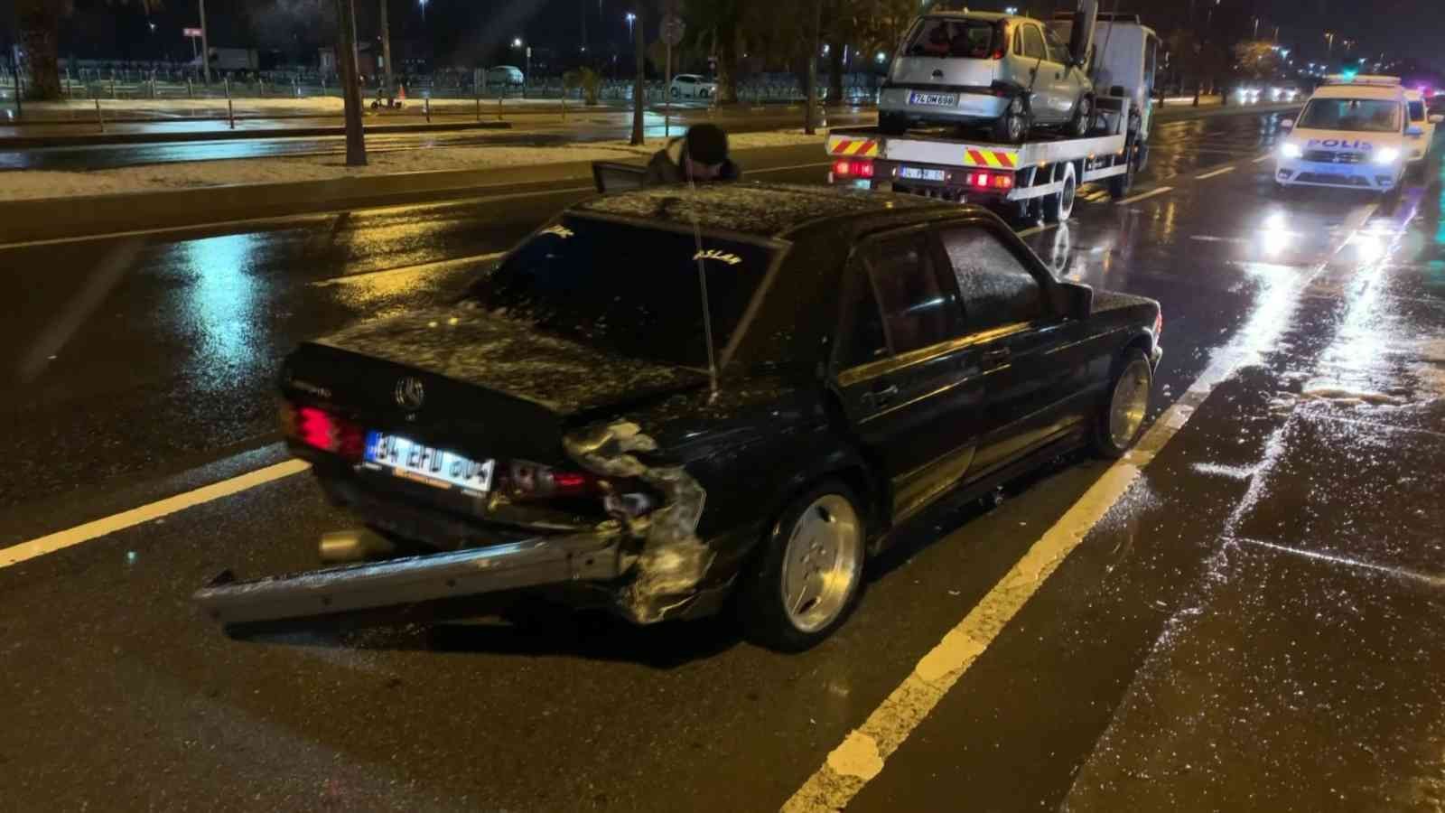 İstanbul Maltepe sahil yolunda alkollü sürücünün kullandığı cip, yol kenarında park halinde bekleyen otomobile çarptı. Saat 00.30 sıralarında ...