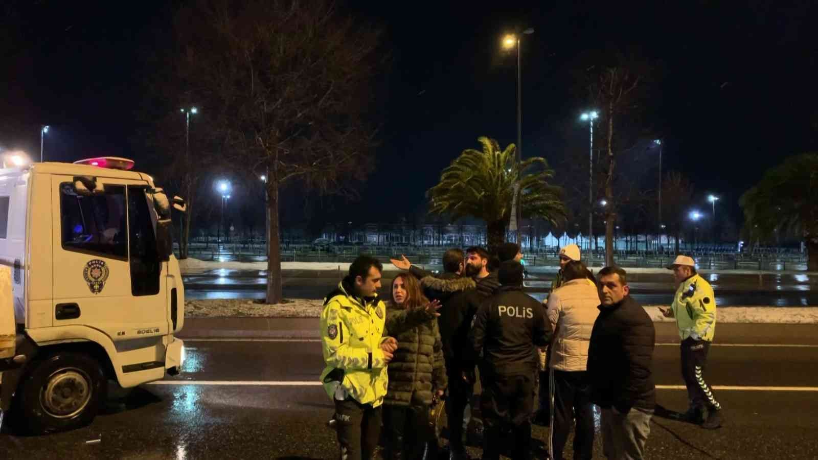 İstanbul Maltepe sahil yolunda alkollü sürücünün kullandığı cip, yol kenarında park halinde bekleyen otomobile çarptı. Saat 00.30 sıralarında ...