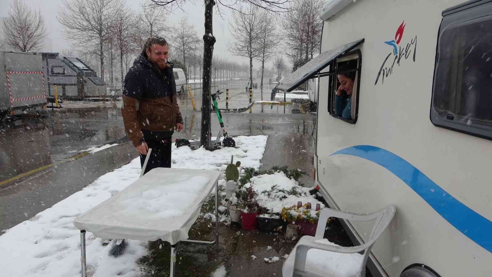 Maltepe sahil alanında bulunan Karavan Parkı’nda karavanlarda yaşayan onlarca vatandaş, denizin yakınında kaldıkları manzara eşliğinde karın ...