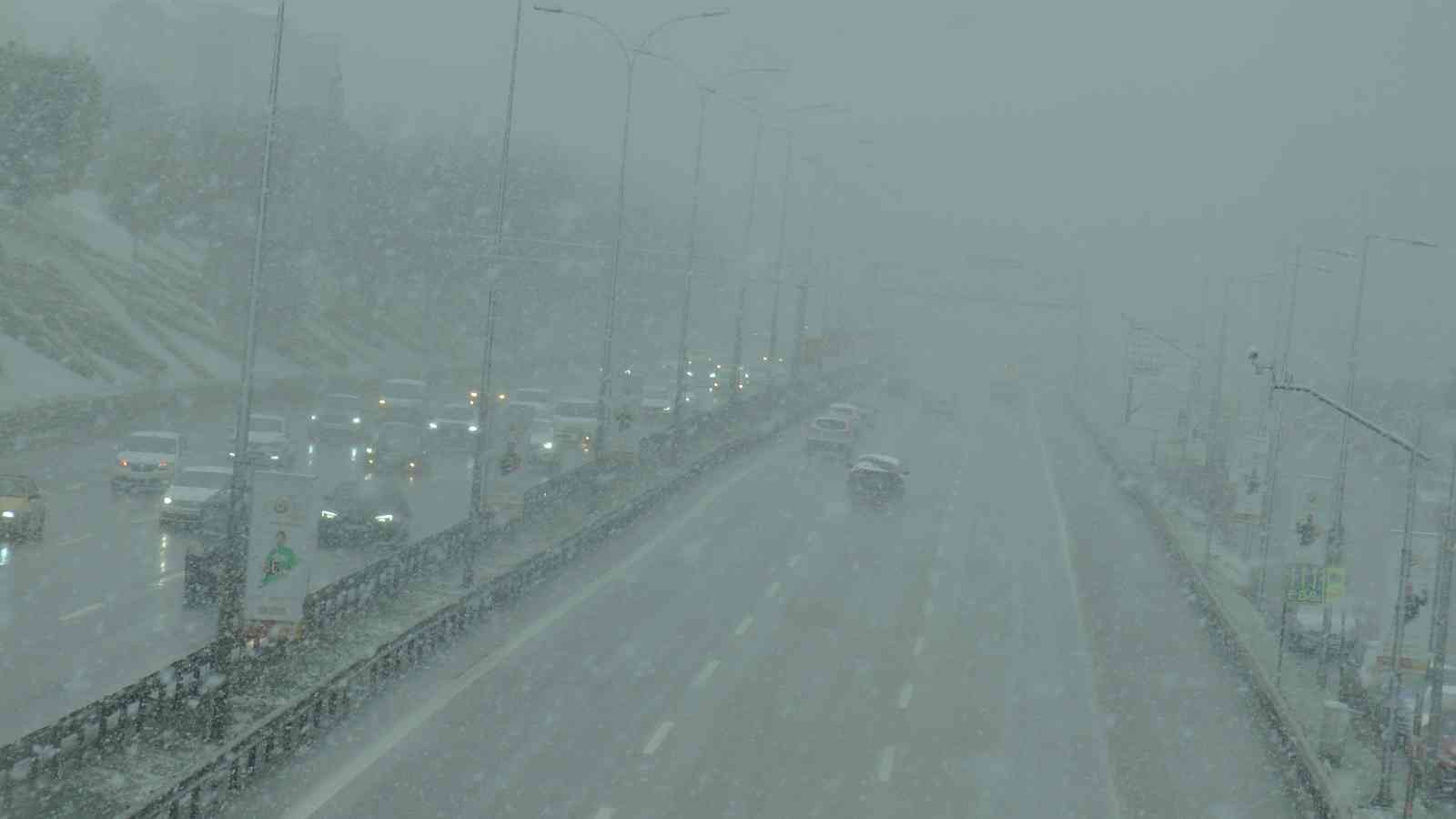 İstanbul’da bu gün de erken saatlerden itibaren kar yağışı etkisini gösteriyor. Anadolu Yakası ilçelerinden Maltepe’de E-5 karayolu ve çevresinde ...