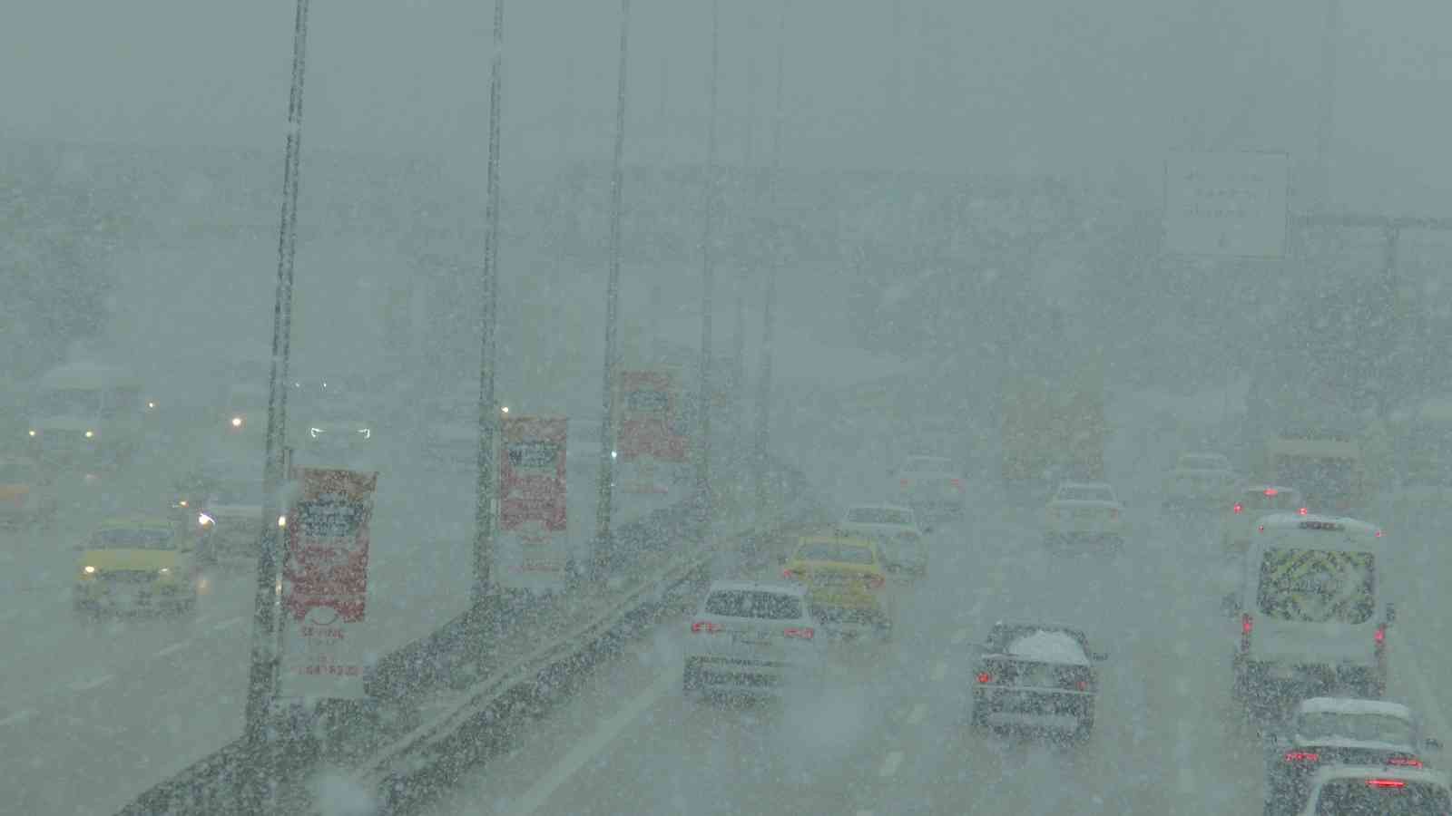 İstanbul’da bu gün de erken saatlerden itibaren kar yağışı etkisini gösteriyor. Anadolu Yakası ilçelerinden Maltepe’de E-5 karayolu ve çevresinde ...