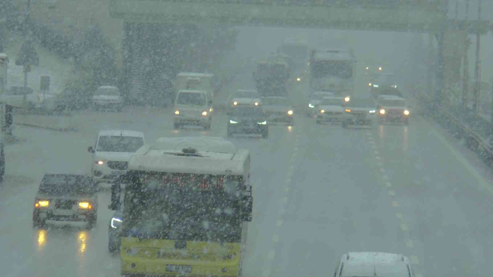 İstanbul’da bu gün de erken saatlerden itibaren kar yağışı etkisini gösteriyor. Anadolu Yakası ilçelerinden Maltepe’de E-5 karayolu ve çevresinde ...