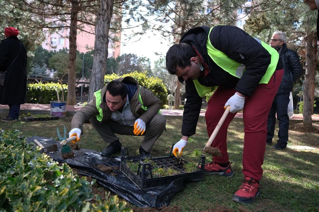 Maltepe’de 21 Mart Dünya Down Sendromu Farkındalık Günü’nde düzenlenen organizasyonda down sendromlu çocuklar uygulamalı çiçek ekimi eğitiminde ...