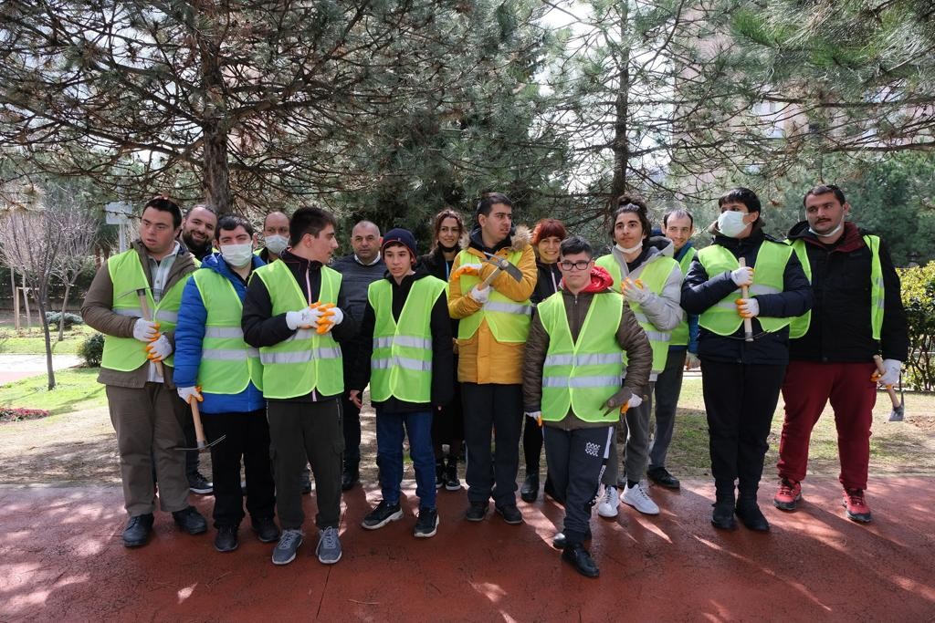 Maltepe’de 21 Mart Dünya Down Sendromu Farkındalık Günü’nde düzenlenen organizasyonda down sendromlu çocuklar uygulamalı çiçek ekimi eğitiminde ...