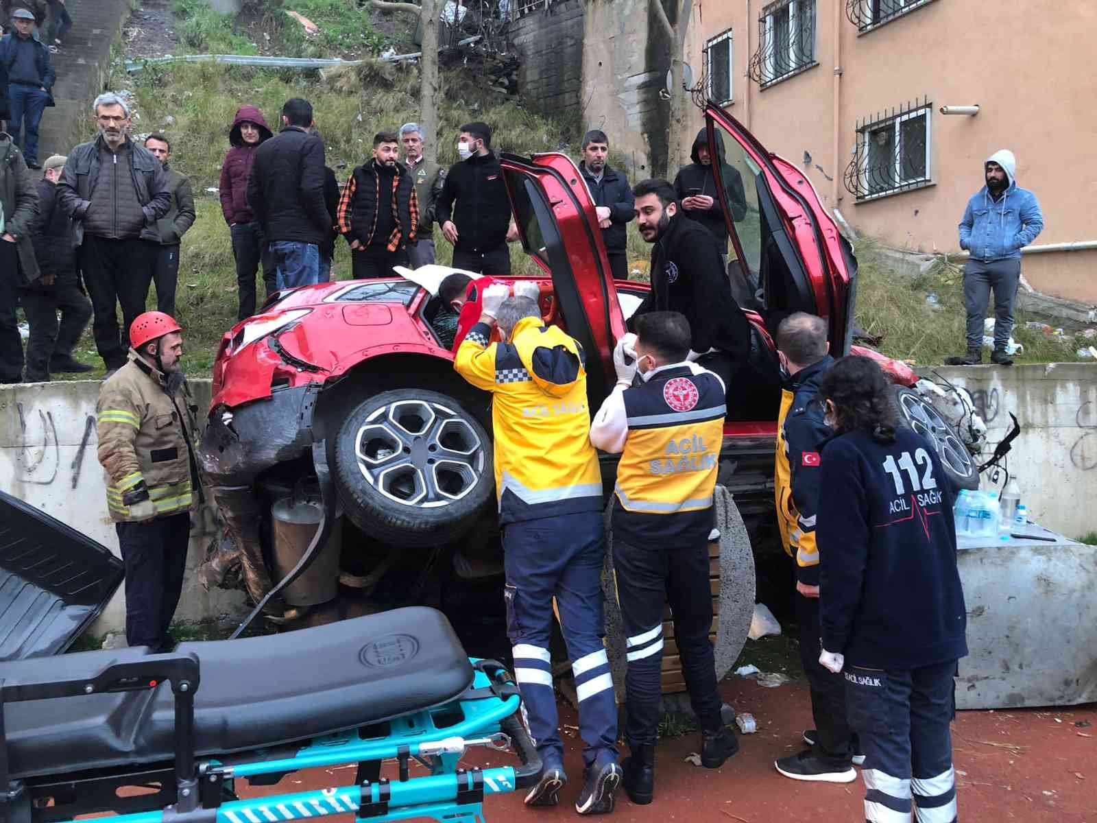 Maltepe’de dik rampada geri kaçan otomobil 25 metreden çocuk oyun parkına uçtu. Otomobilde sıkışan 4 kişi itfaiye ekipleri tarafından ...