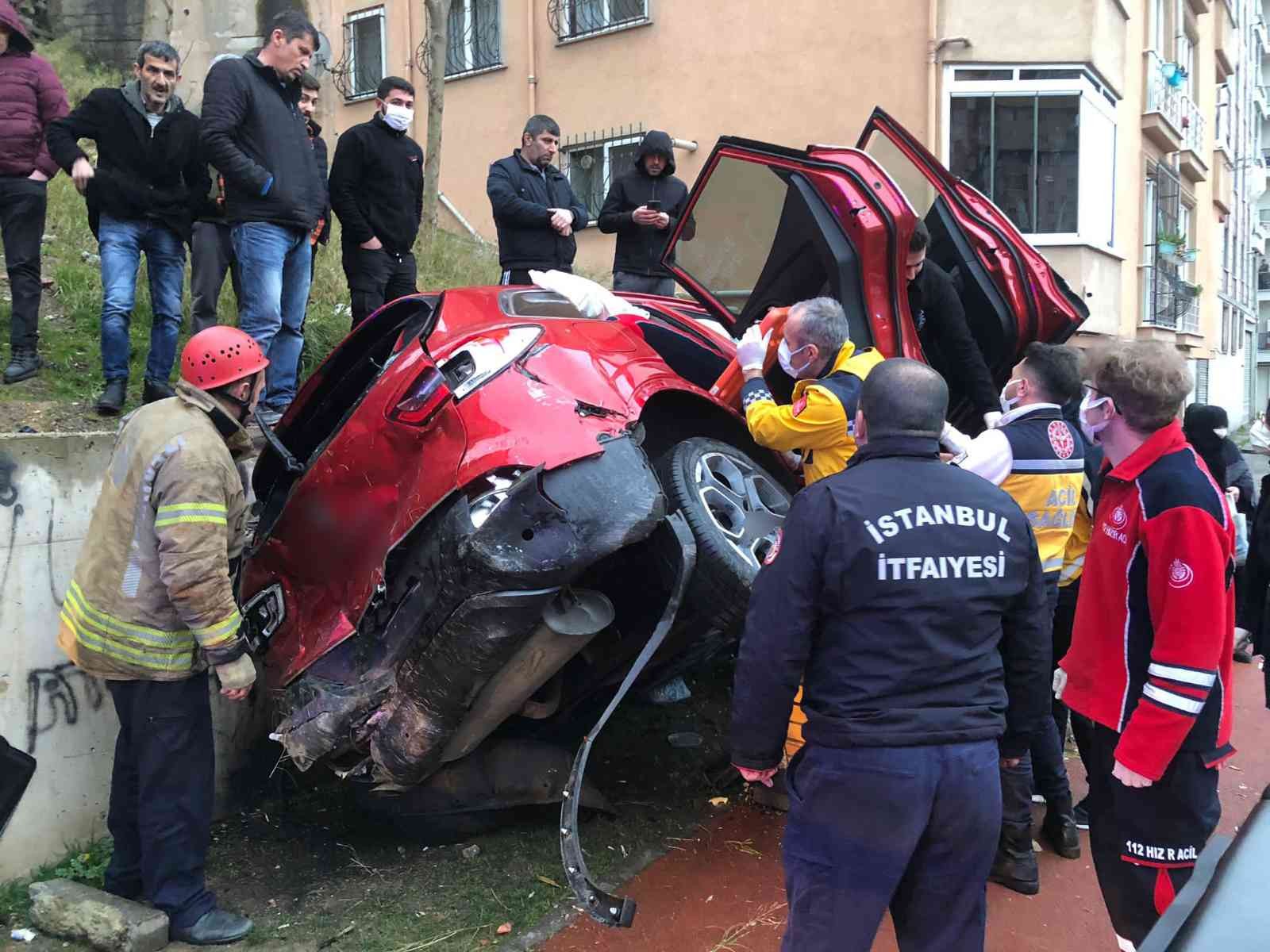 Maltepe’de dik rampada geri kaçan otomobil 25 metreden çocuk oyun parkına uçtu. Otomobilde sıkışan 4 kişi itfaiye ekipleri tarafından ...