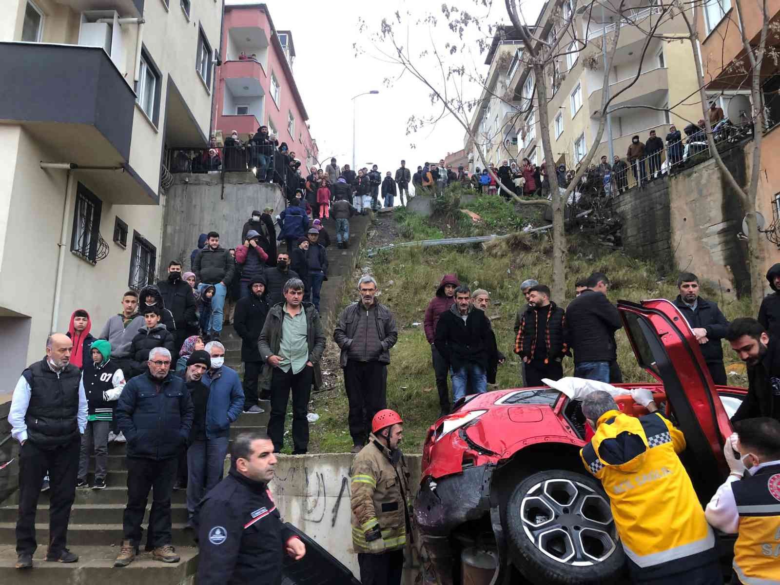 Maltepe’de dik rampada geri kaçan otomobil 25 metreden çocuk oyun parkına uçtu. Otomobilde sıkışan 4 kişi itfaiye ekipleri tarafından ...