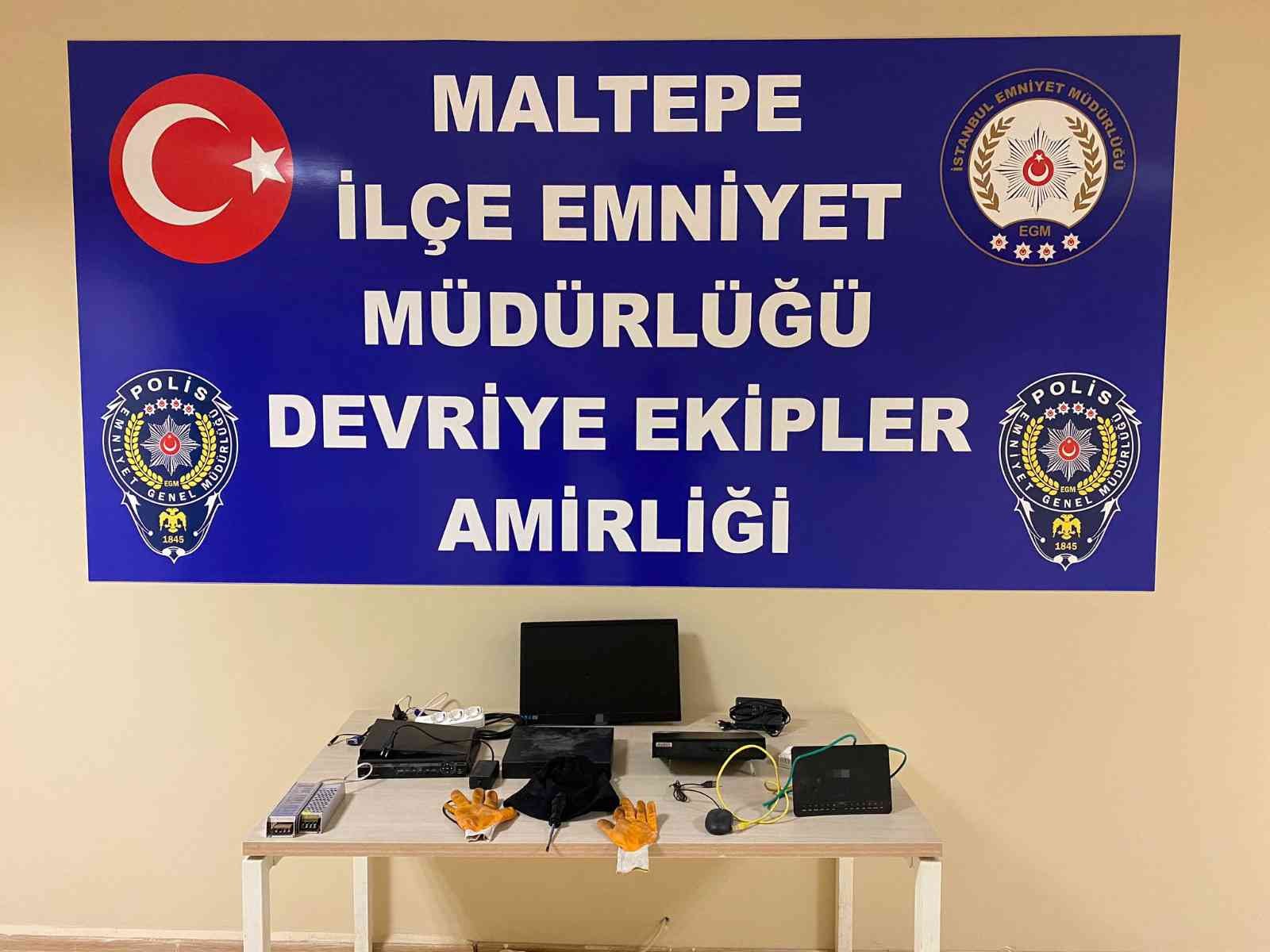 Maltepe’de farklı tarihlerde girdiği yerlerde güvenlik kamerası kayıt cihazı çalan şahıs polisin takibi sonucu yakalandı. Çaldığı cihazlarla ...