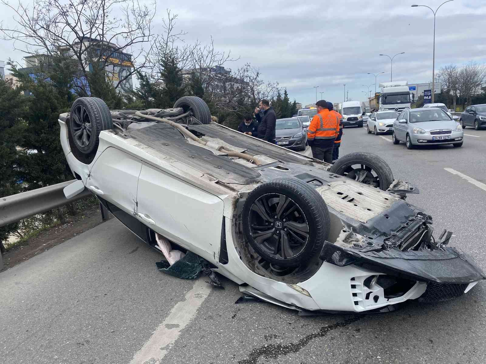 Maltepe’de E-5 kara yolunda sürücüsünün direksiyon hakimiyetini kaybettiği otomobil, 2 araca çarpıp 60 metre sürüklenerek takla attı. Yolda ters ...