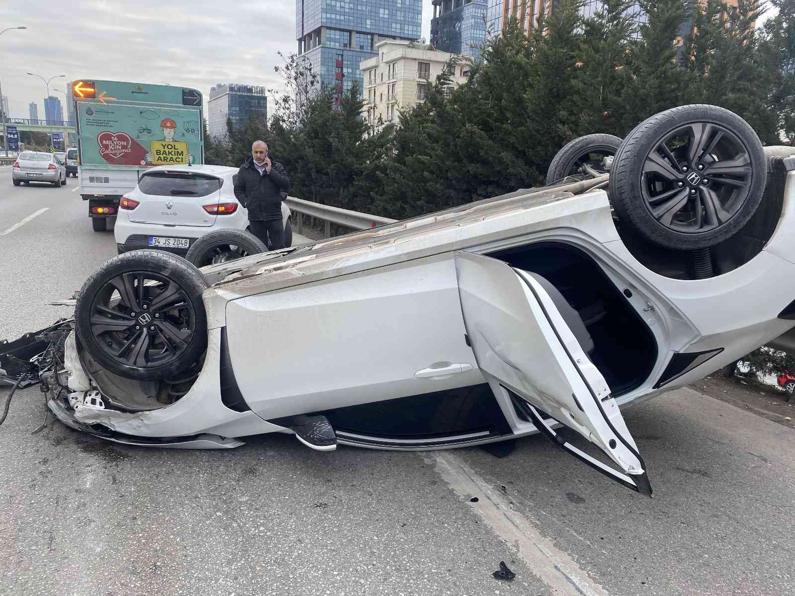 Maltepe’de E-5 kara yolunda sürücüsünün direksiyon hakimiyetini kaybettiği otomobil, 2 araca çarpıp 60 metre sürüklenerek takla attı. Yolda ters ...