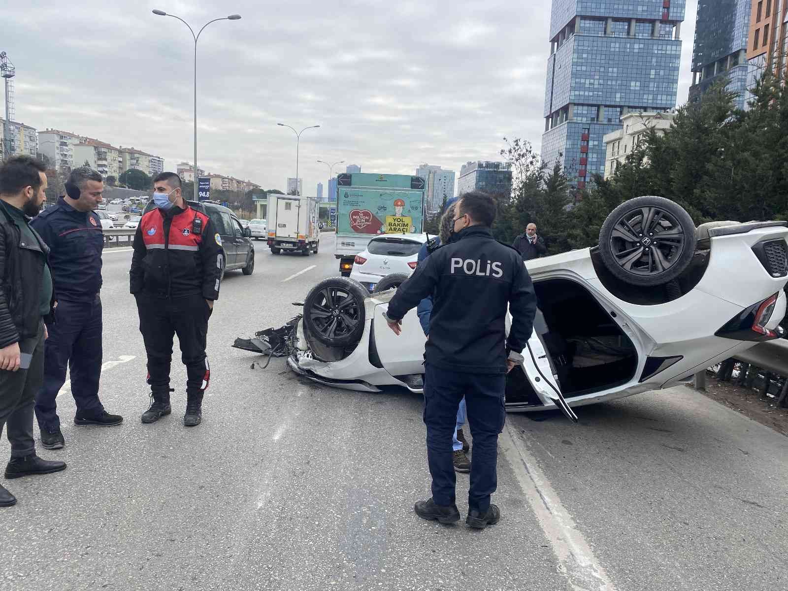 Maltepe’de E-5 kara yolunda sürücüsünün direksiyon hakimiyetini kaybettiği otomobil, 2 araca çarpıp 60 metre sürüklenerek takla attı. Yolda ters ...