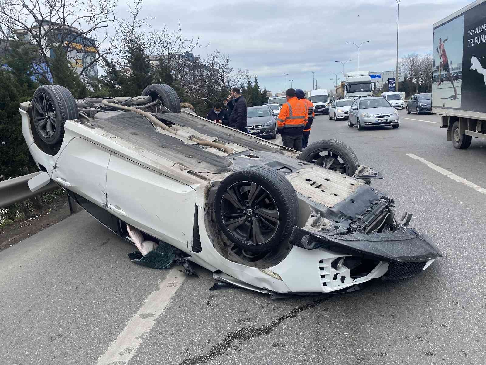 Maltepe’de E-5 kara yolunda sürücüsünün direksiyon hakimiyetini kaybettiği otomobil, 2 araca çarpıp 60 metre sürüklenerek takla attı. Yolda ters ...