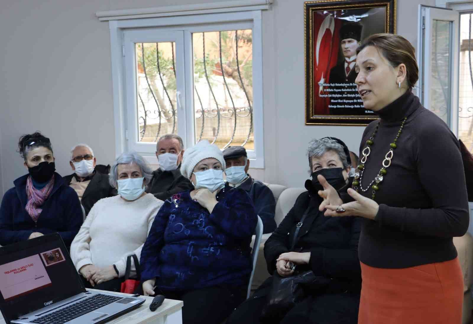 Maltepe Belediyesine bağlı Altın Yıllar Sosyal Yaşam Evi’nde hizmet alanlara “Yaşlanma ve Akılcı İlaç Kullanımı” konulu seminer verildi ...