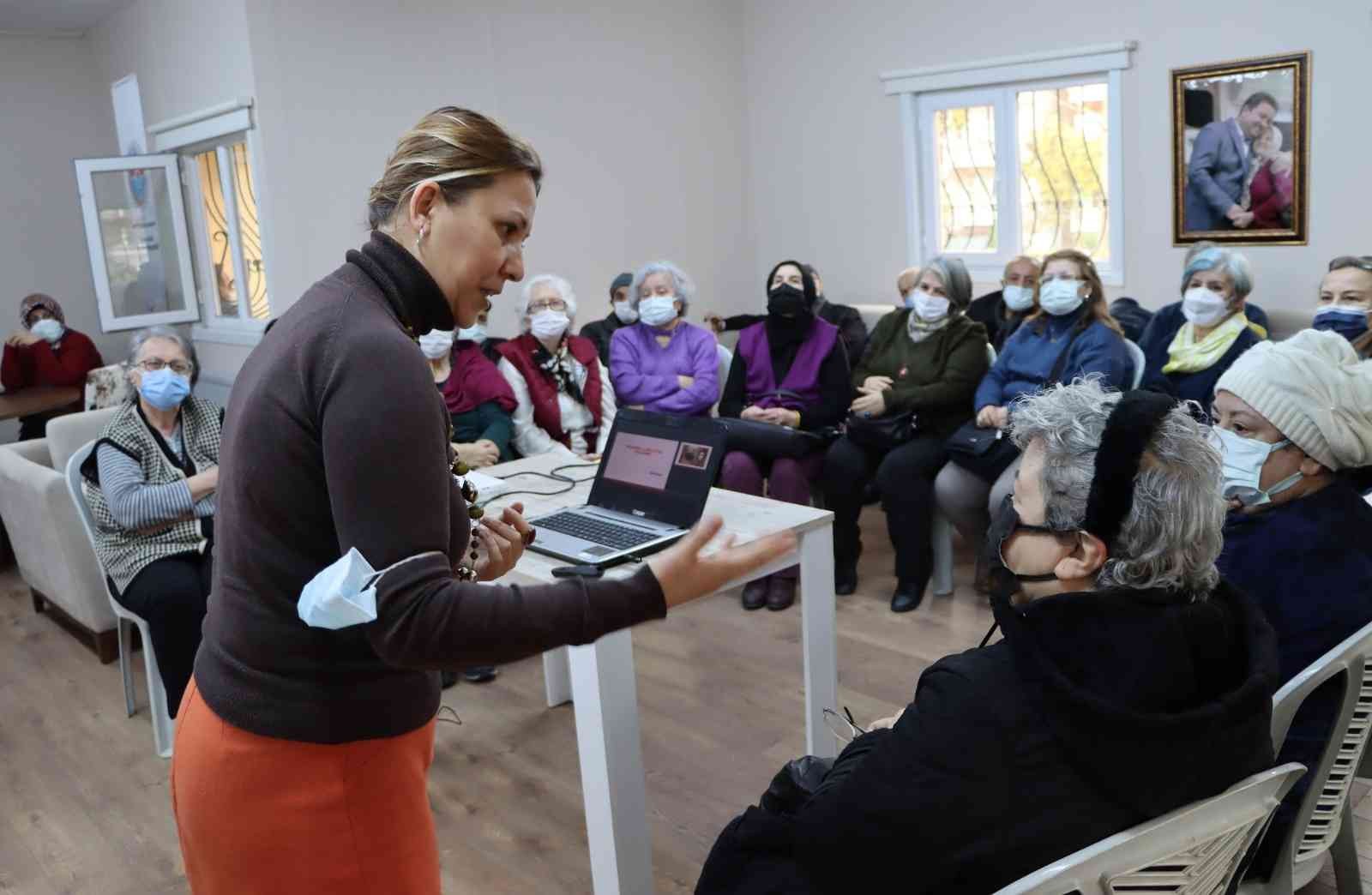 Maltepe Belediyesine bağlı Altın Yıllar Sosyal Yaşam Evi’nde hizmet alanlara “Yaşlanma ve Akılcı İlaç Kullanımı” konulu seminer verildi ...