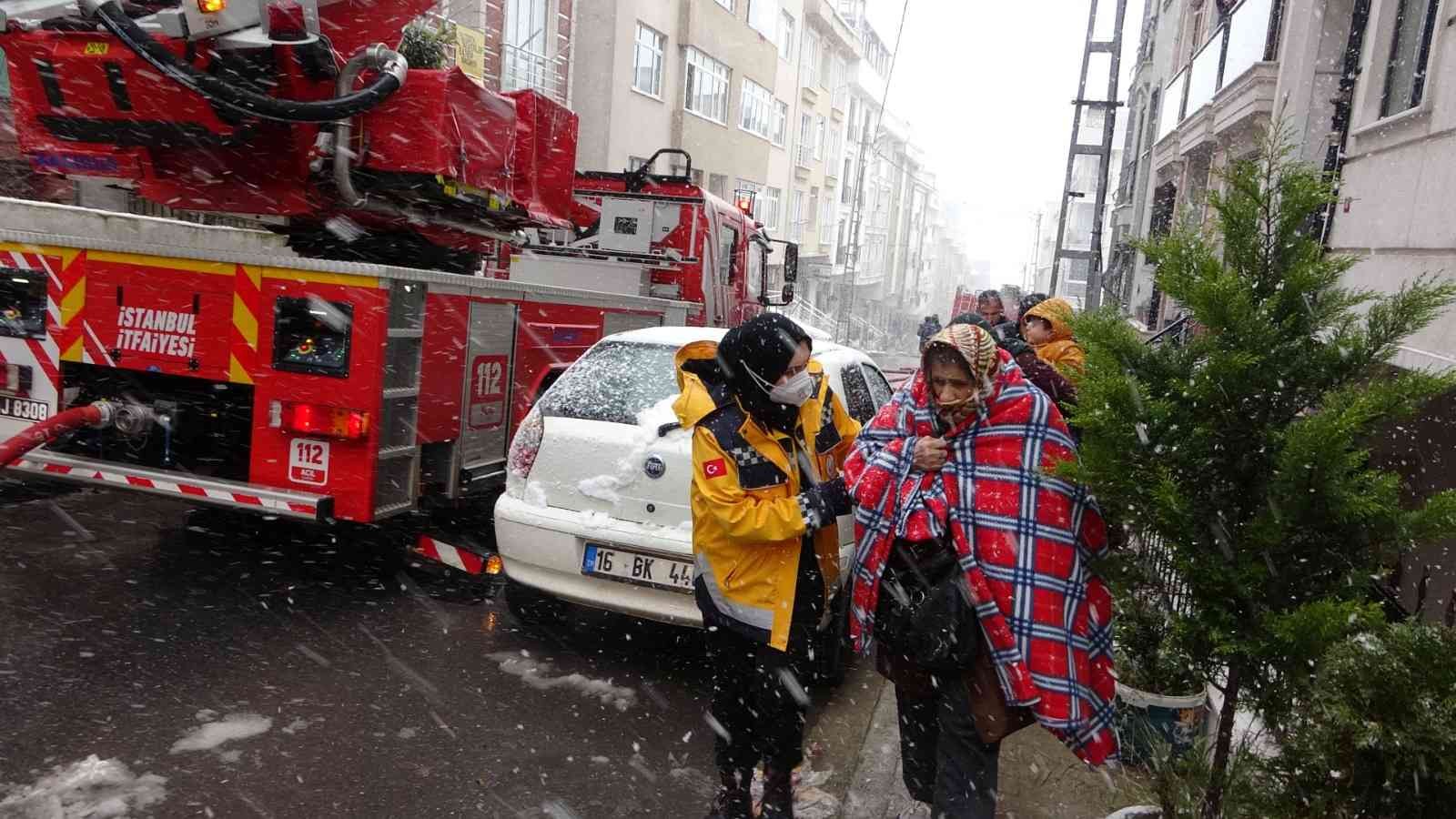 Maltepe’de 8 katlı binanın 4’üncü katındaki evde elektrik kontağından kaynaklanan yangın çıktı. Alevlerin yükseldiği yangında, dairede mahsur ...