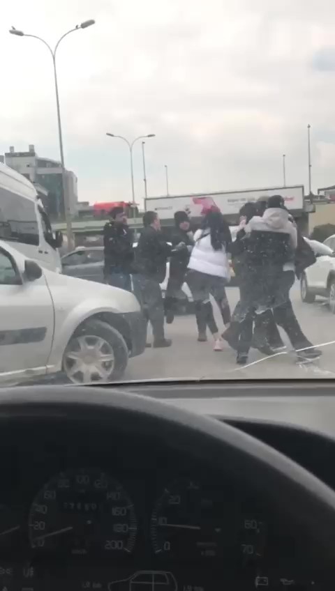 Maltepe D-100 kara yolunda, yol verme meselesi yüzünden tartışan servis sürücüsü ile otomobil sürücüsü birbirine girdi. Kara yolunun ortasında ...