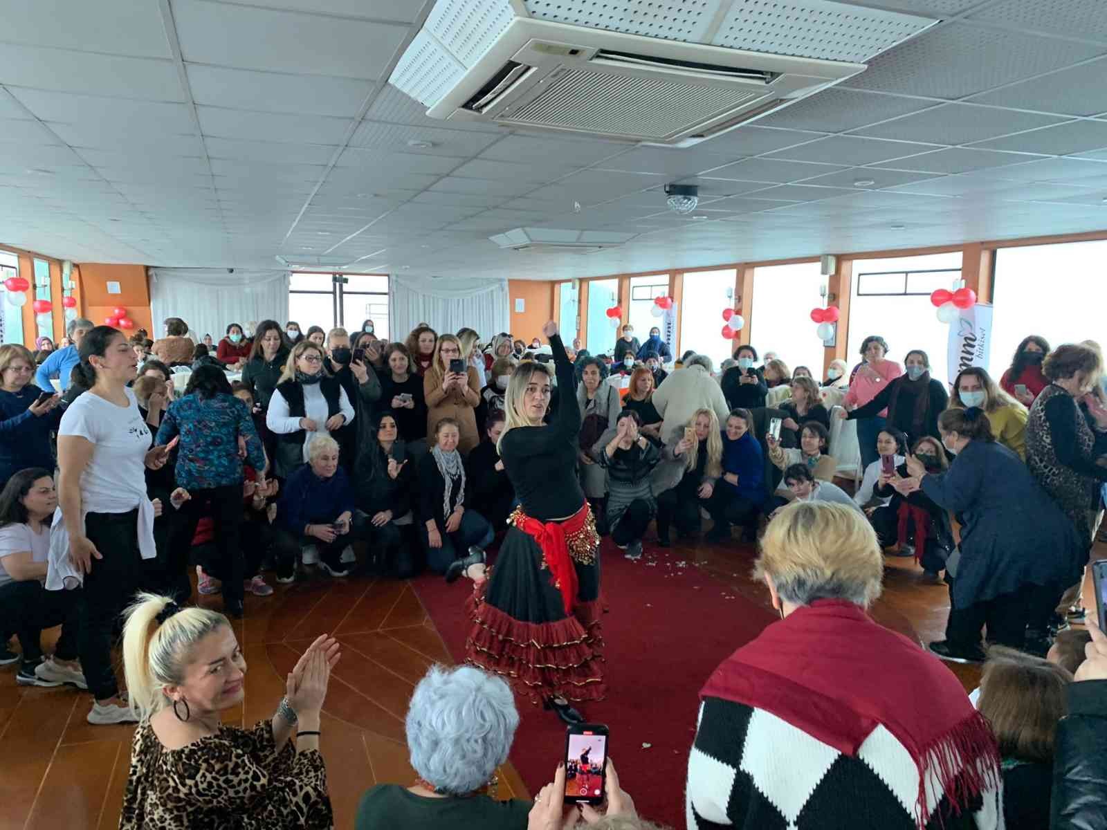 Maltepe Belediyesi Spor İşleri Müdürlüğü’nün 8 Mart Emekçi Kadınlar Günü nedeniyle Adalar’a düzenlediği tekne turuna çok sayıda kadın katıldı ...