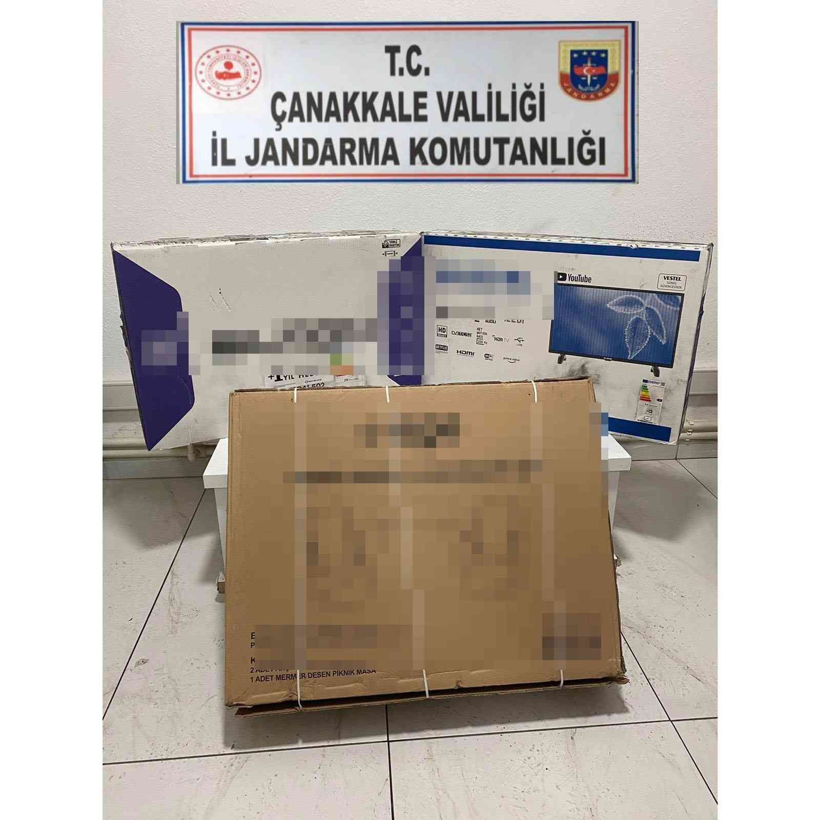 Çanakkale’de dur ikazına uymayan bir aracı kovalama sonucu durduran jandarma ekipleri, bir marketten televizyon çalan hırsızı yakaladı. Edinilen ...