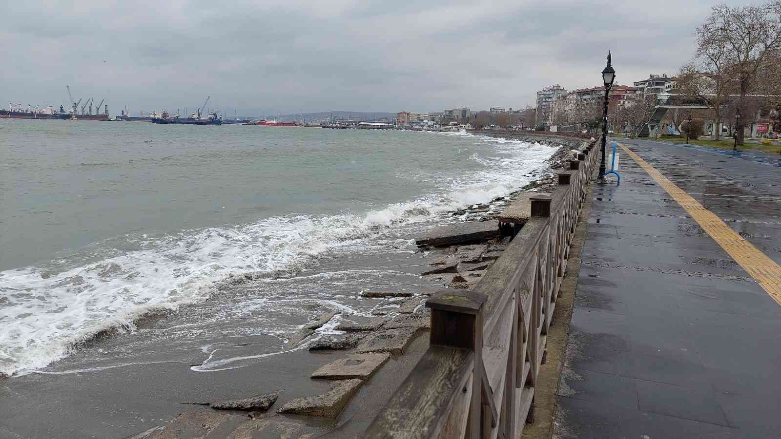 Marmara Denizi’nde etkili olan şiddetli poyraz sebebiyle çok sayıda gemi Tekirdağ kıyılarına demirledi. Meteoroloji Genel Müdürlüğünden yapılan ...