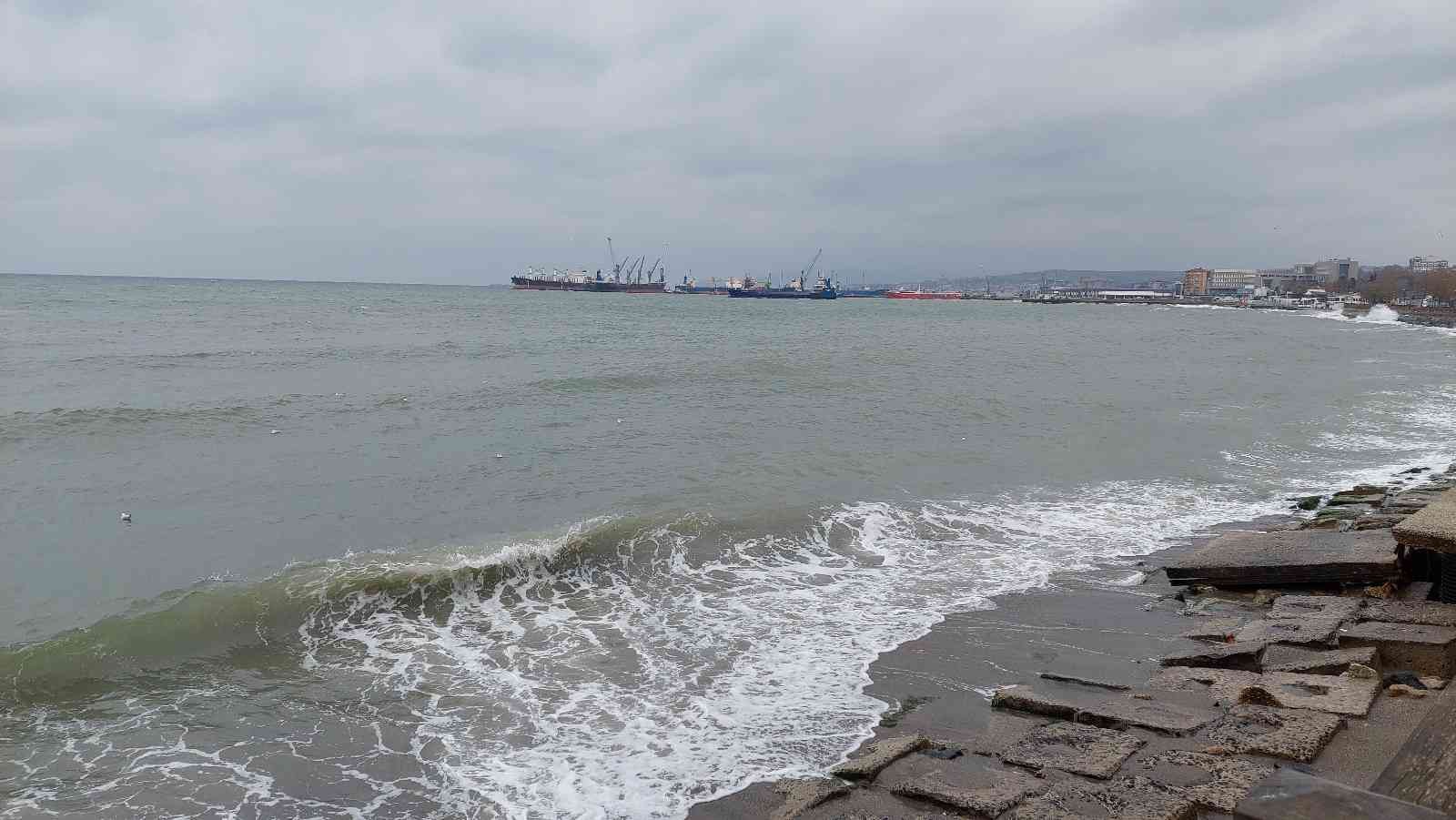 Marmara Denizi’nde etkili olan şiddetli poyraz sebebiyle çok sayıda gemi Tekirdağ kıyılarına demirledi. Meteoroloji Genel Müdürlüğünden yapılan ...