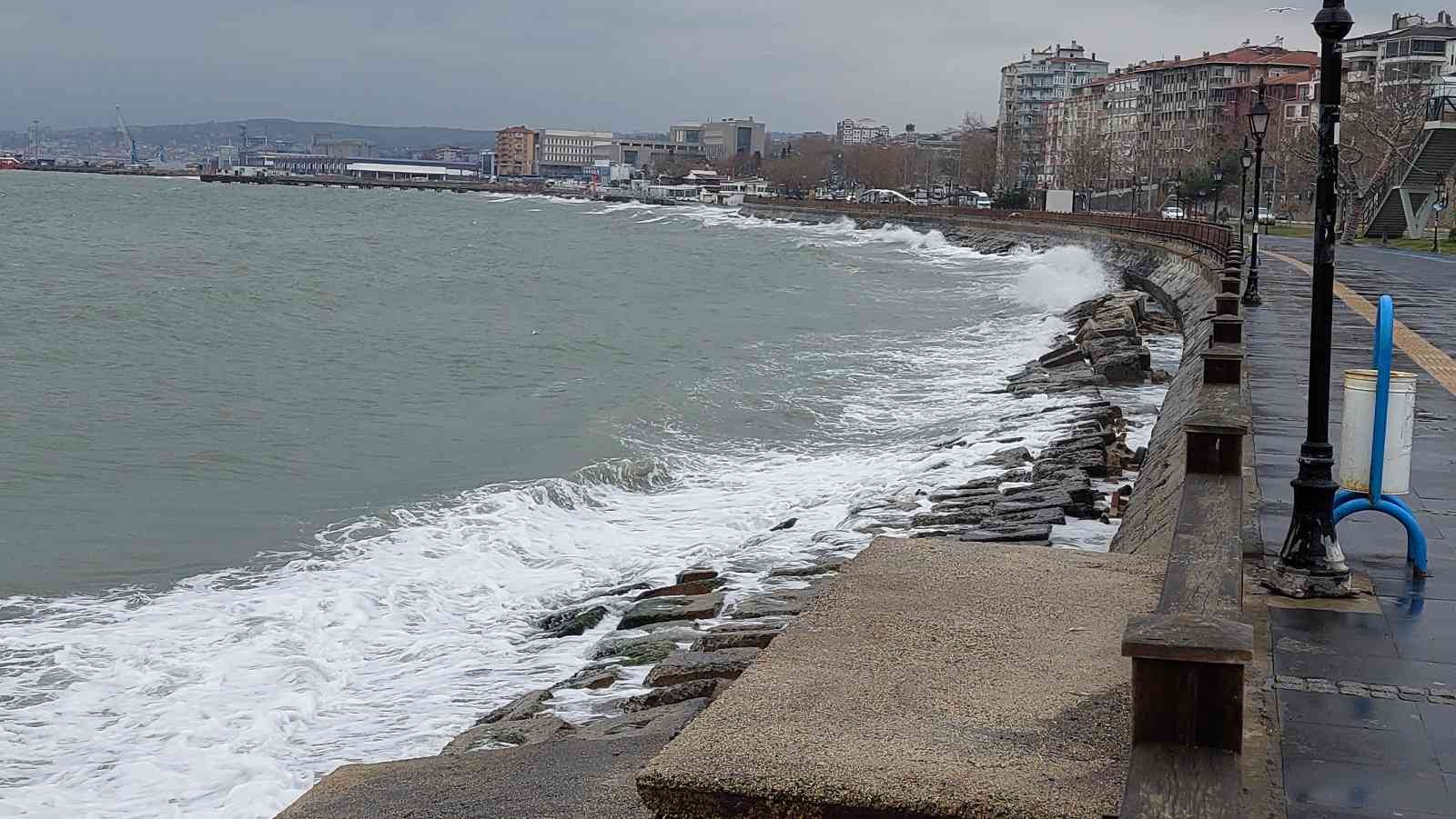 Marmara Denizi’nde etkili olan şiddetli poyraz sebebiyle çok sayıda gemi Tekirdağ kıyılarına demirledi. Meteoroloji Genel Müdürlüğünden yapılan ...