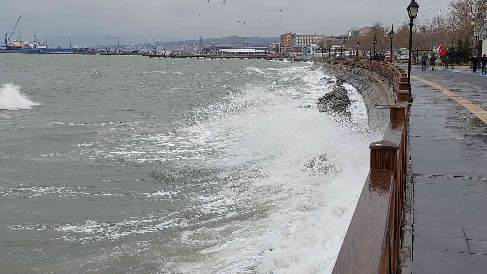 Marmara Denizi’nde etkili olan şiddetli poyraz sebebiyle çok sayıda gemi Tekirdağ kıyılarına demirledi. Meteoroloji Genel Müdürlüğünden yapılan ...