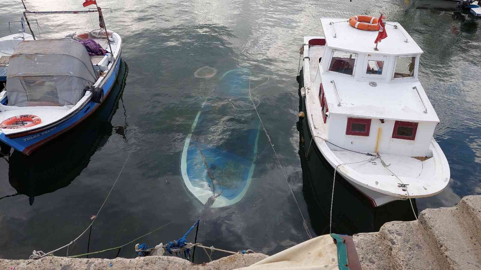 Marmara Denizi’nde poyraz sebebiyle çok sayıda büyük gemi ve balıkçı teknesi Tekirdağ kıyılarına demirledi. Rıhtıma bağlanan kayıklardan biri ise ...