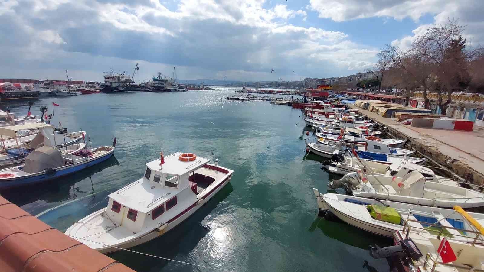 Marmara Denizi’nde poyraz sebebiyle çok sayıda büyük gemi ve balıkçı teknesi Tekirdağ kıyılarına demirledi. Rıhtıma bağlanan kayıklardan biri ise ...