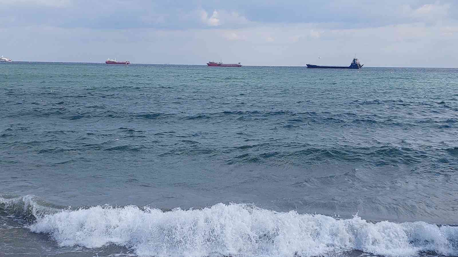 Marmara Denizi’nde poyraz sebebiyle çok sayıda büyük gemi ve balıkçı teknesi Tekirdağ kıyılarına demirledi. Rıhtıma bağlanan kayıklardan biri ise ...