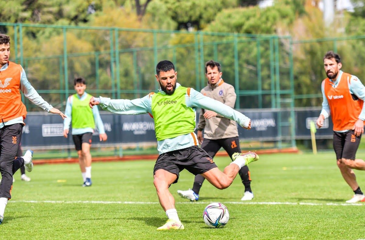 Medipol Başakşehir, Spor Toto Süper Lig’in 31. haftasında Yeni Malatyaspor ile oynayacağı maçın hazırlıklarını Antalya kampında yaptığı ...