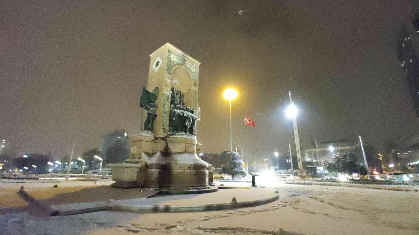 Günlerdir İstanbul’da beklenen kar yağışı çarşamba gününden itibaren etkisi göstermeye başlamıştı. Kar yağışı gece saatlerinde de etkisini kentin ...