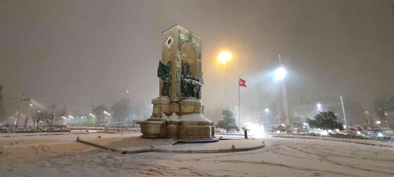 Günlerdir İstanbul’da beklenen kar yağışı çarşamba gününden itibaren etkisi göstermeye başlamıştı. Kar yağışı gece saatlerinde de etkisini kentin ...