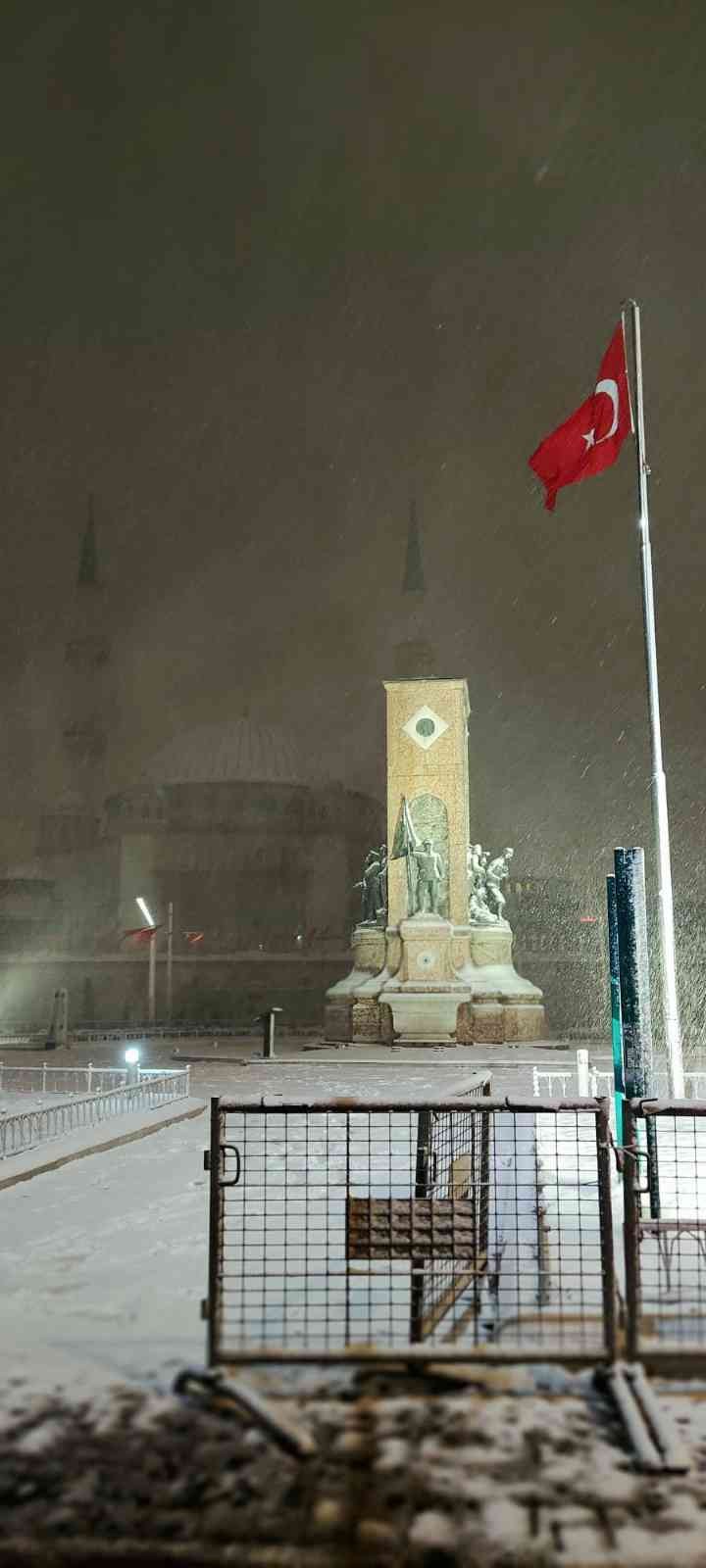 Günlerdir İstanbul’da beklenen kar yağışı çarşamba gününden itibaren etkisi göstermeye başlamıştı. Kar yağışı gece saatlerinde de etkisini kentin ...