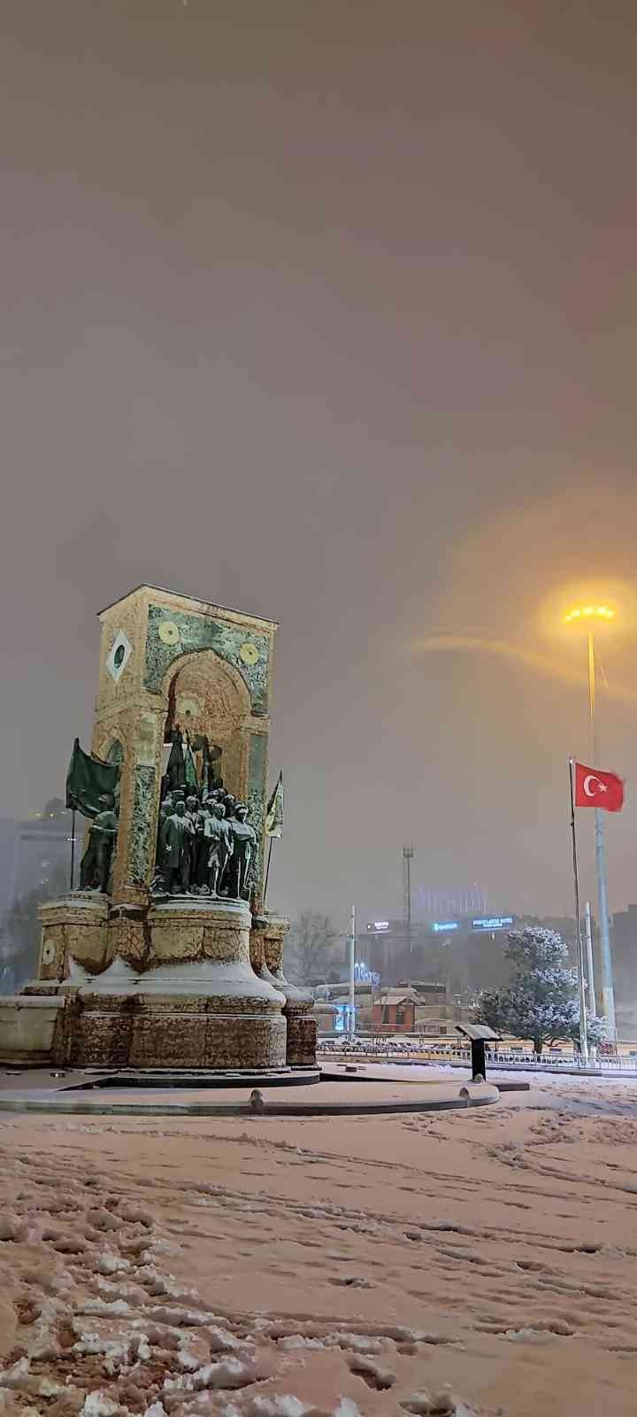 Günlerdir İstanbul’da beklenen kar yağışı çarşamba gününden itibaren etkisi göstermeye başlamıştı. Kar yağışı gece saatlerinde de etkisini kentin ...