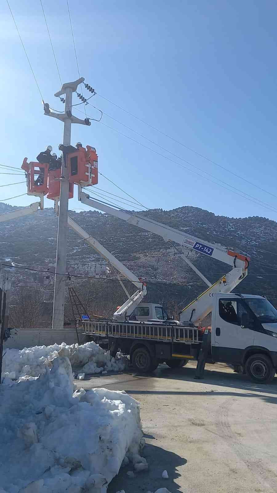 Meteoroloji Genel Müdürlüğü hava durumu tahmin raporlarını yayınladı. Ülke genelinde son 35 yılın Mart ayının en yoğun kar yağışı bekleniyor ...